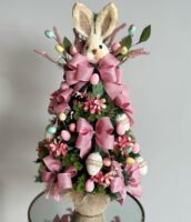 Pinheirinho de Páscoa com ovinhos, laços rosas, florzinhas e coelho no topo