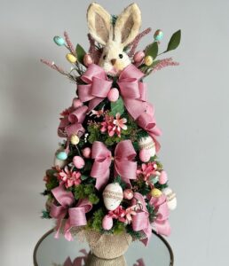 Pinheirinho de Páscoa com ovinhos, laços rosas, florzinhas e coelho no topo