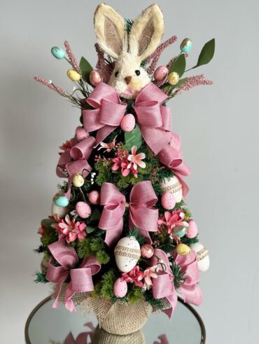 Pinheirinho de Páscoa com ovinhos, laços rosas, florzinhas e coelho no topo