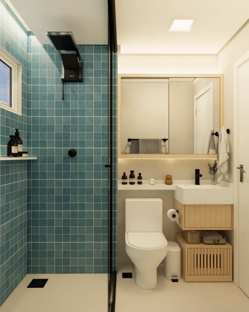 Banheiro com revestimento azul no box e no lado de fora destaque para o branca e cores neutras