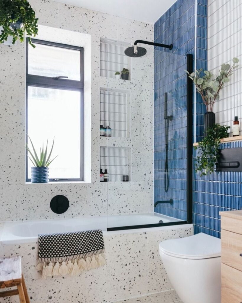 Banheiro branco com granilite e revestimento azul no box