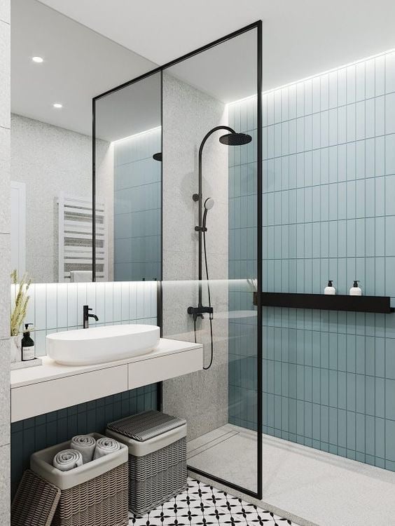 Banheiro em branco e azul, com metais pretos fosco
