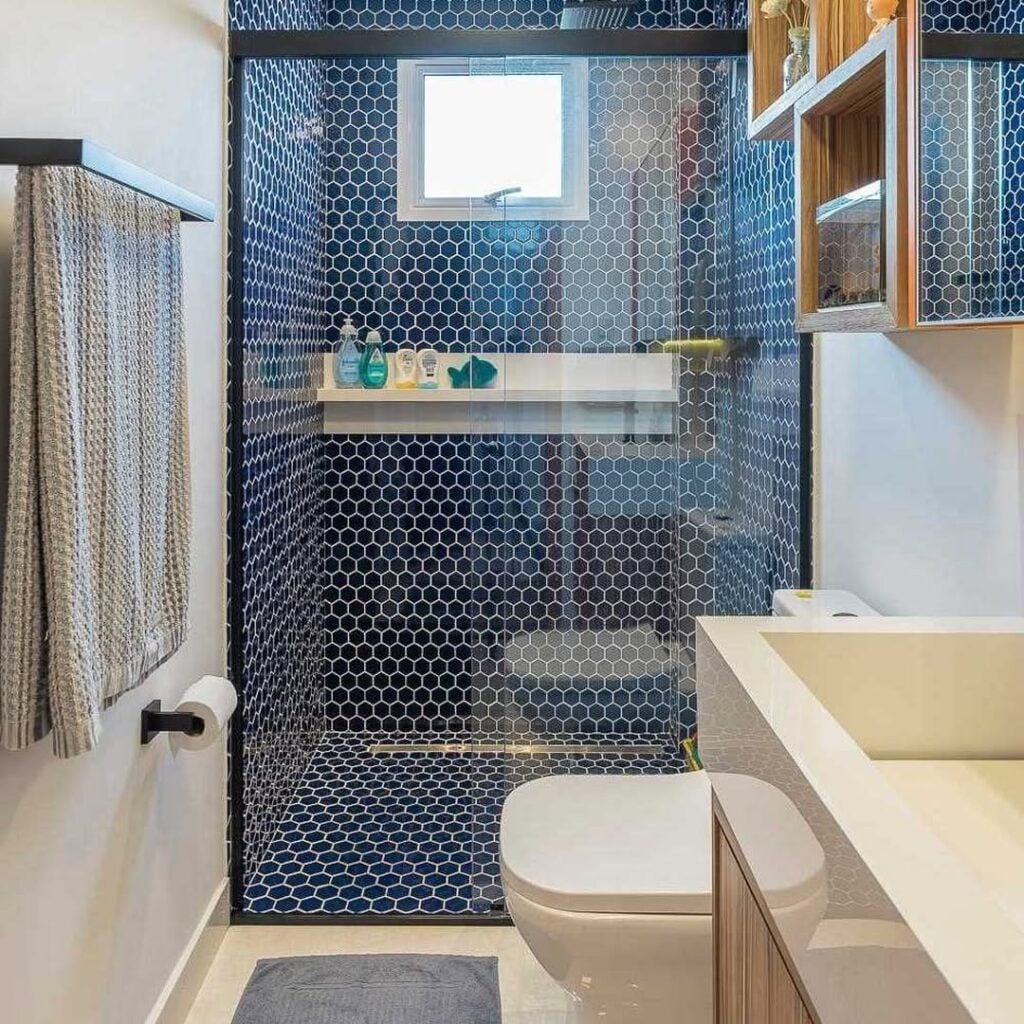 Banheiro branco e box com revestimento azul