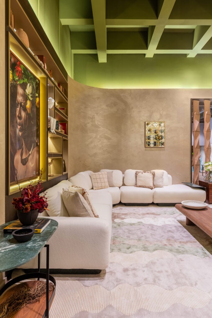 Sala de estar verde com sofá