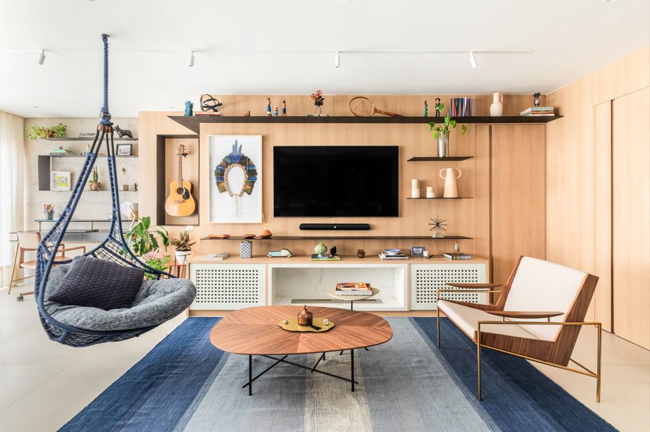 Sala de TV azul com madeira