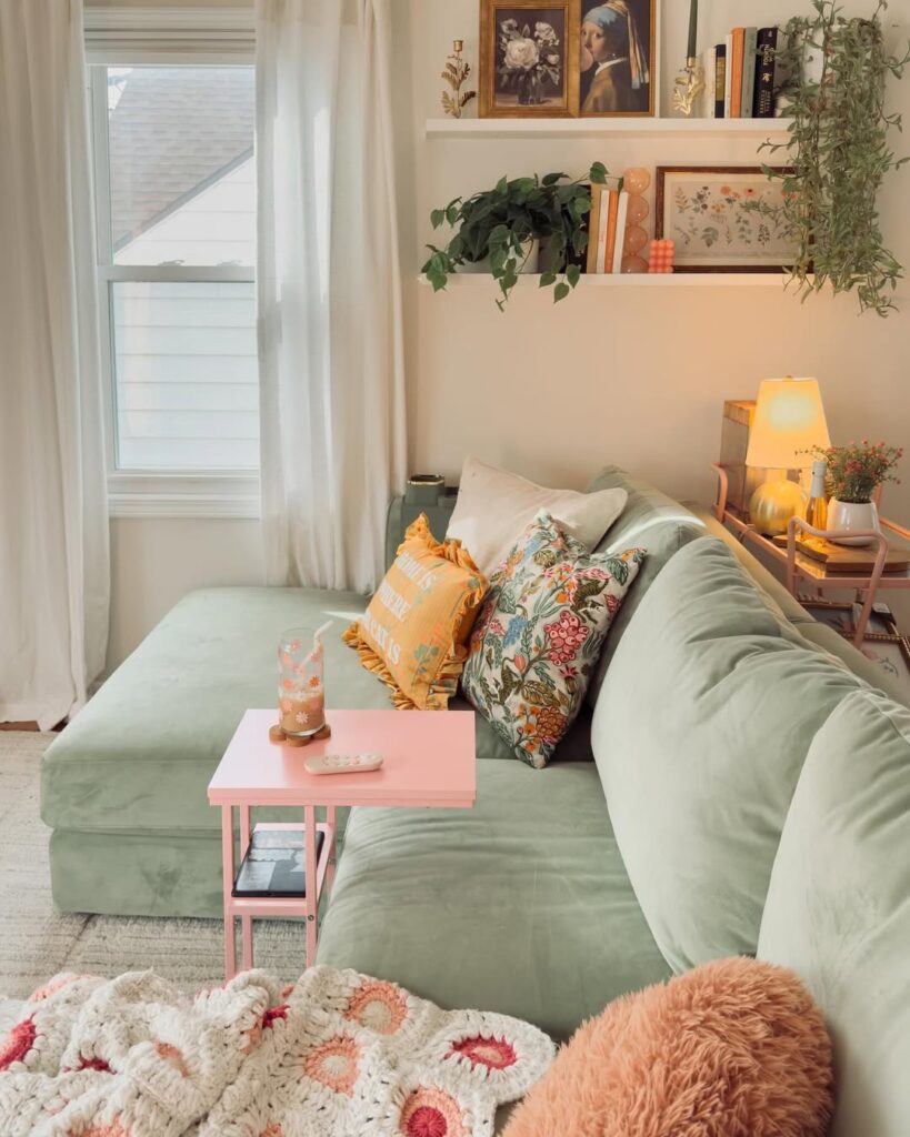 Sala de estar com sofá verde
