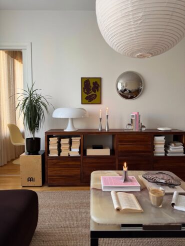 Sala de estar com mesa de centro