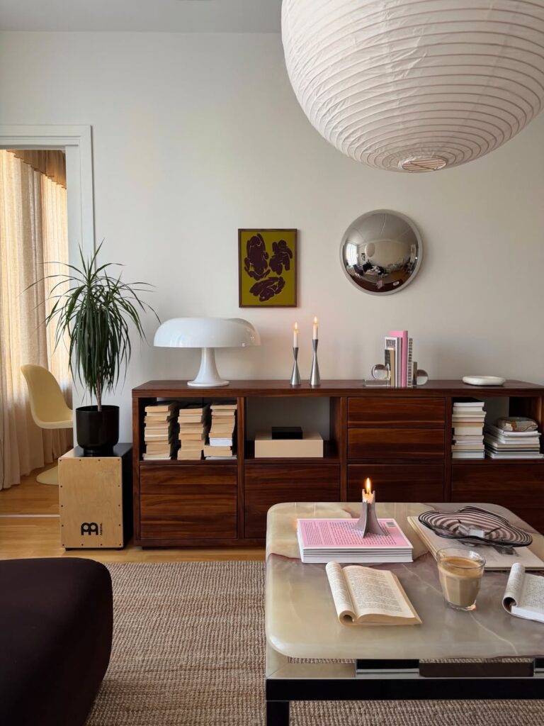 Sala de estar com mesa de centro