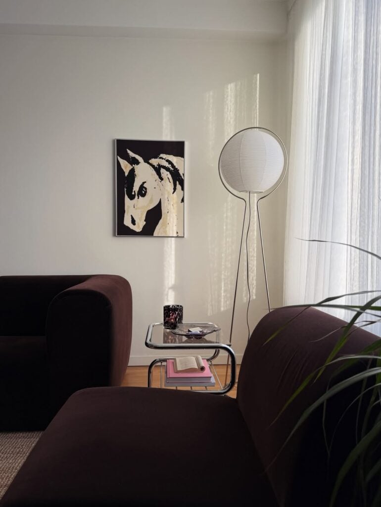 Sala de estar com mesa de centro