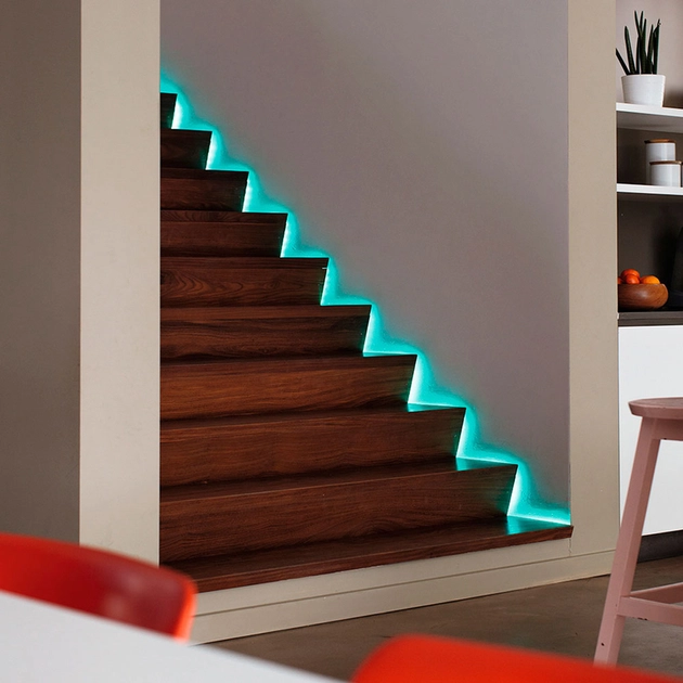 Escada escura com fita de led azul