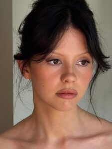 Mia Goth com maquiagem estilo borrada