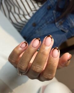 Mão de pele negra com francesinha com tortoiseshell nails