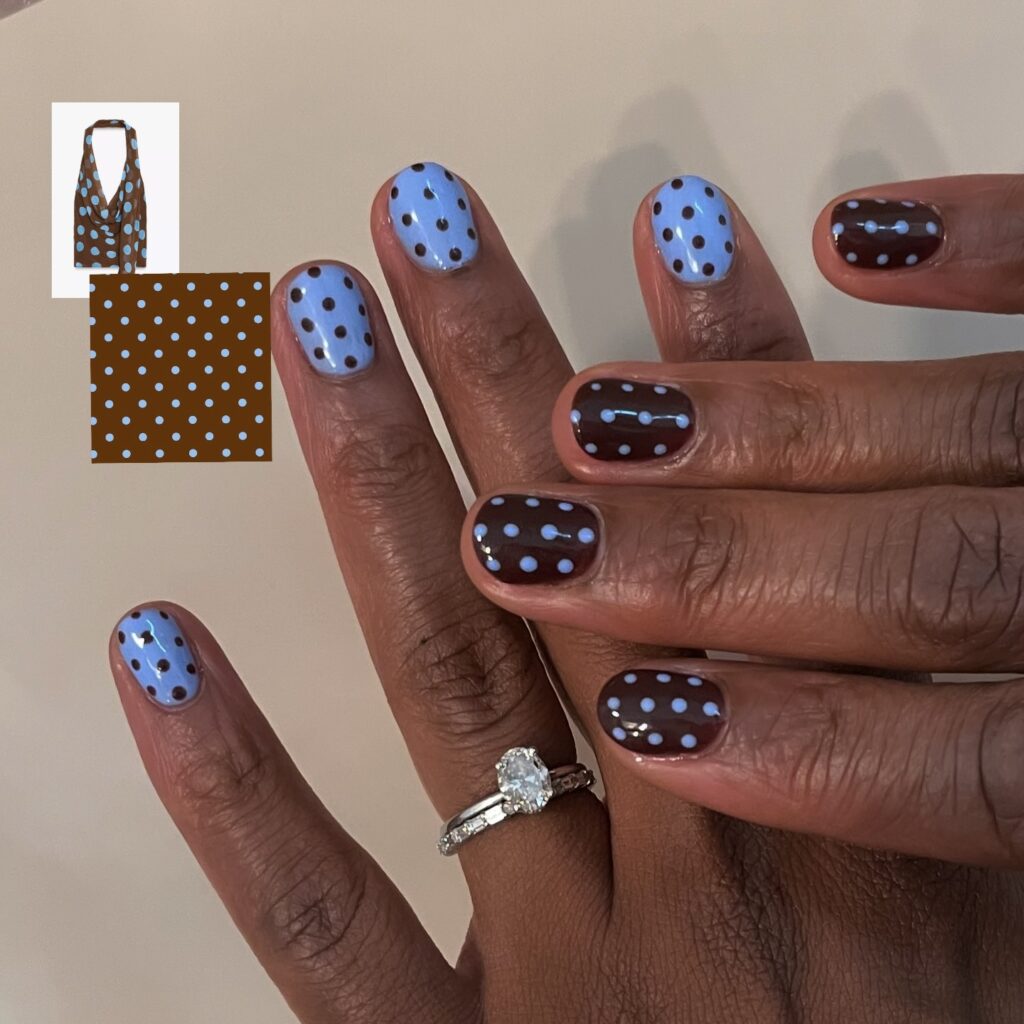 Unha de gel em mão de pele negra com nail art com poá polka dot nails