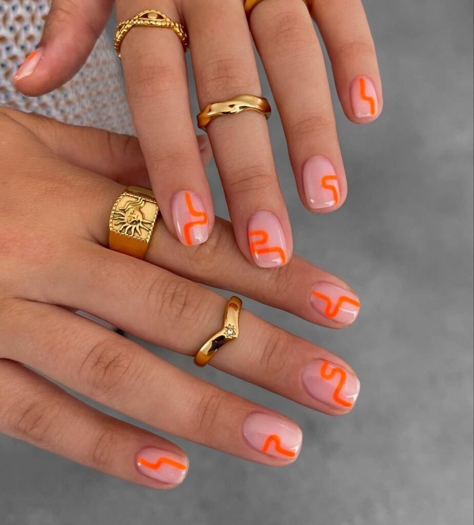 Unha de gel em mão de pele branca com nail art squiggle nails