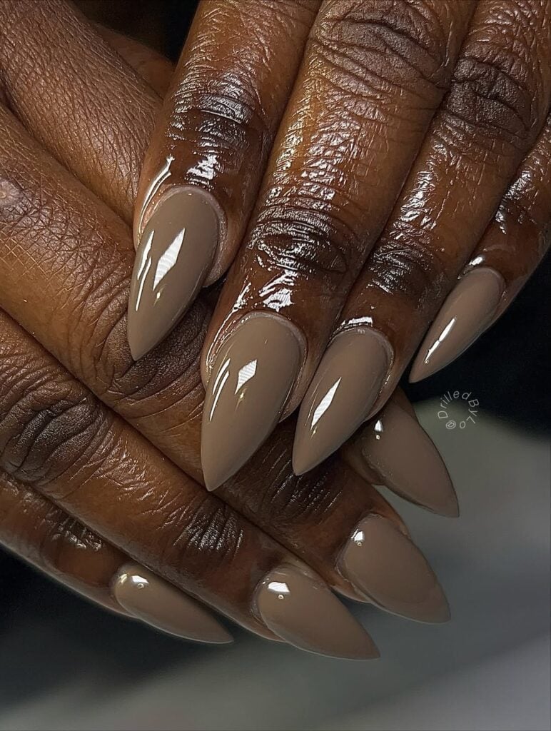 Mãos de pele preta, com unha stiletto taupe