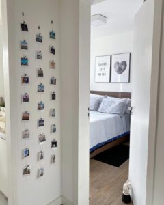Parede branca com varal de fotos vertical