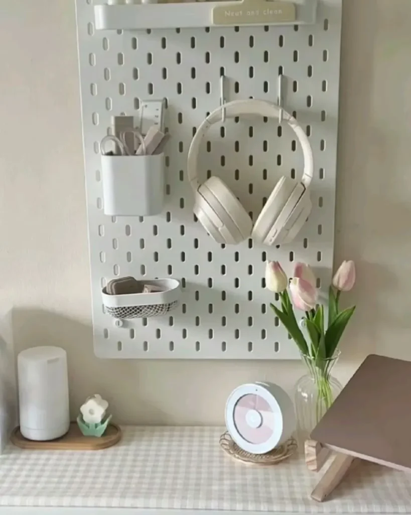 Pegboard branco com fones e itens organizados