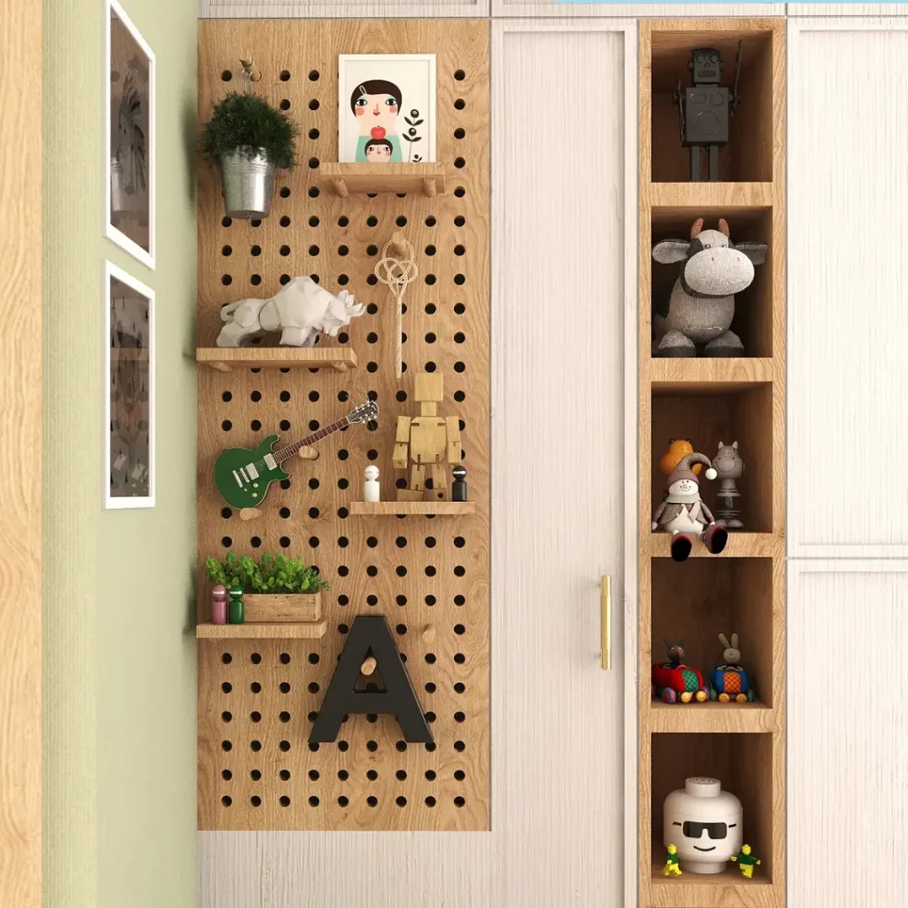 Quarto infantil com pegboard de madeira e itens decorativos na porta