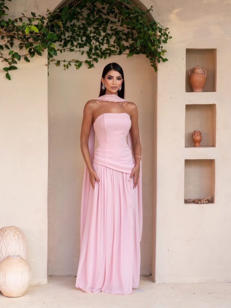 Vestido com echarpe