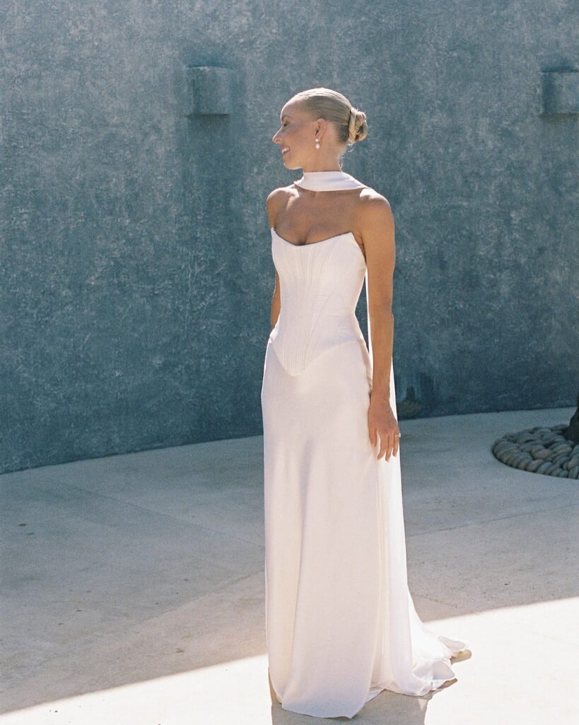 Mulher de pele clara, com vestido de noiva