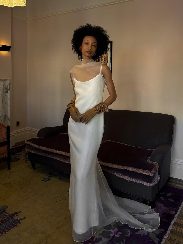 Mulher de pele preta, com vestido de casamento civil de cetim