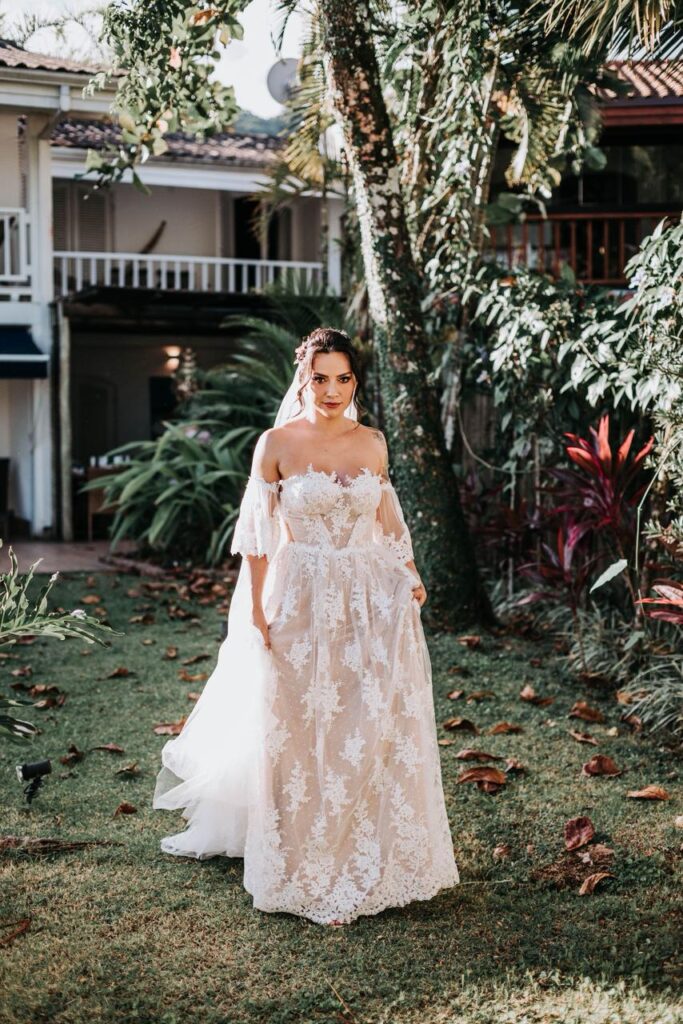 Mulher de pele clara, com vestido de noiva rendado