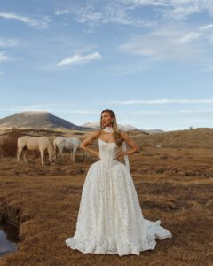 Mulher de pele clara, com vestido de noiva rendado
