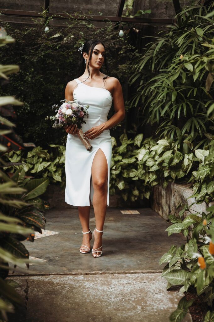Mulher de pele clara, com vestido midi para casamento civil