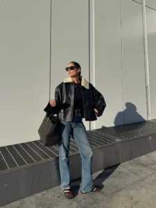 look com casaco de couro dupla face, calça jeans e sapatilha telada