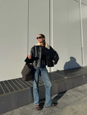 look com casaco de couro dupla face, calça jeans e sapatilha telada