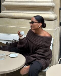 Look com blusa de tricot ombro a ombro marrom