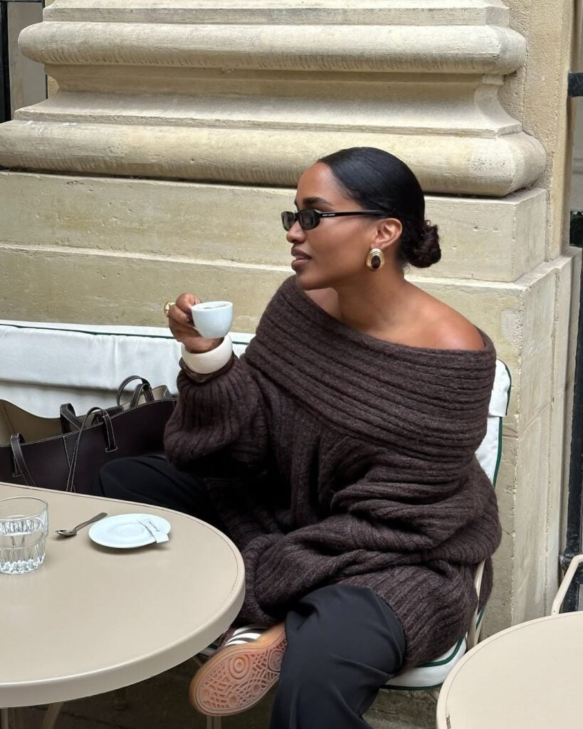 Look com blusa de tricot ombro a ombro marrom