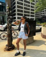 Mulher jovem, magra e de pele negra com look com estética loungewear