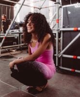 Cabelo cacheado da cantora Olivia Dean