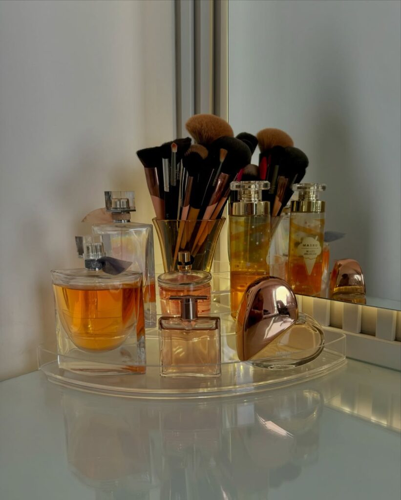 Bandeja transparente com perfumes e pincéis