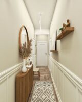 Corredor branco com aparador e prateleira de madeira, objetos decorativos e espelho redondo
