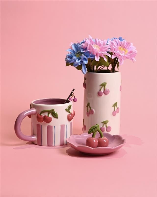 Caneca e vaso com estampas de cerejas rosas