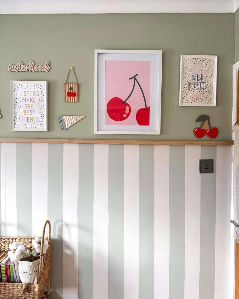 Quadro e enfeites decorativos com cereja na parede
