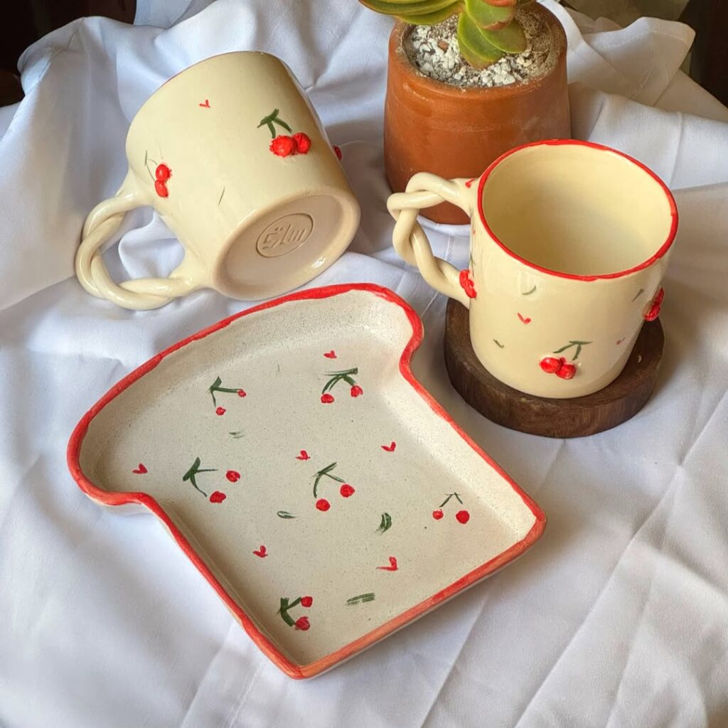 Utensílios de café com cerejas desenhadas