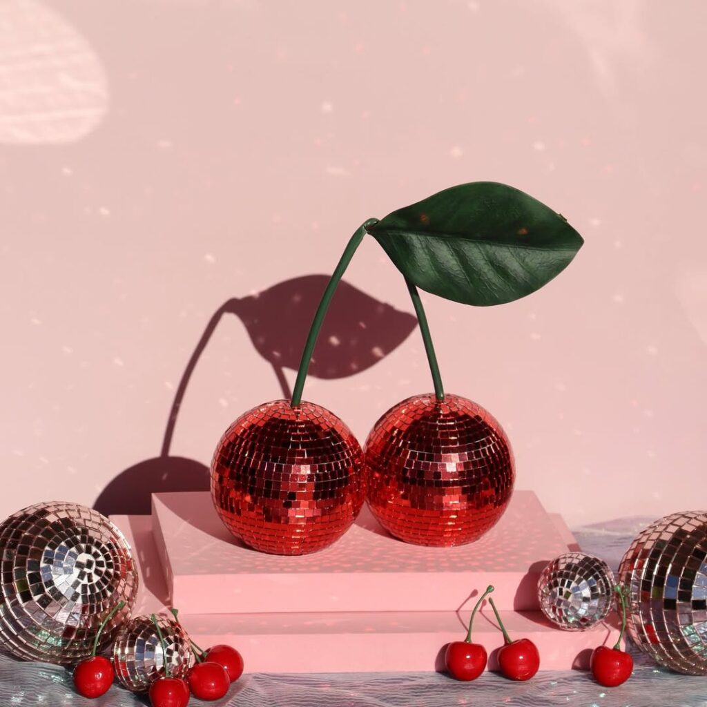Item decorativo com cerejas e lantejoulas
