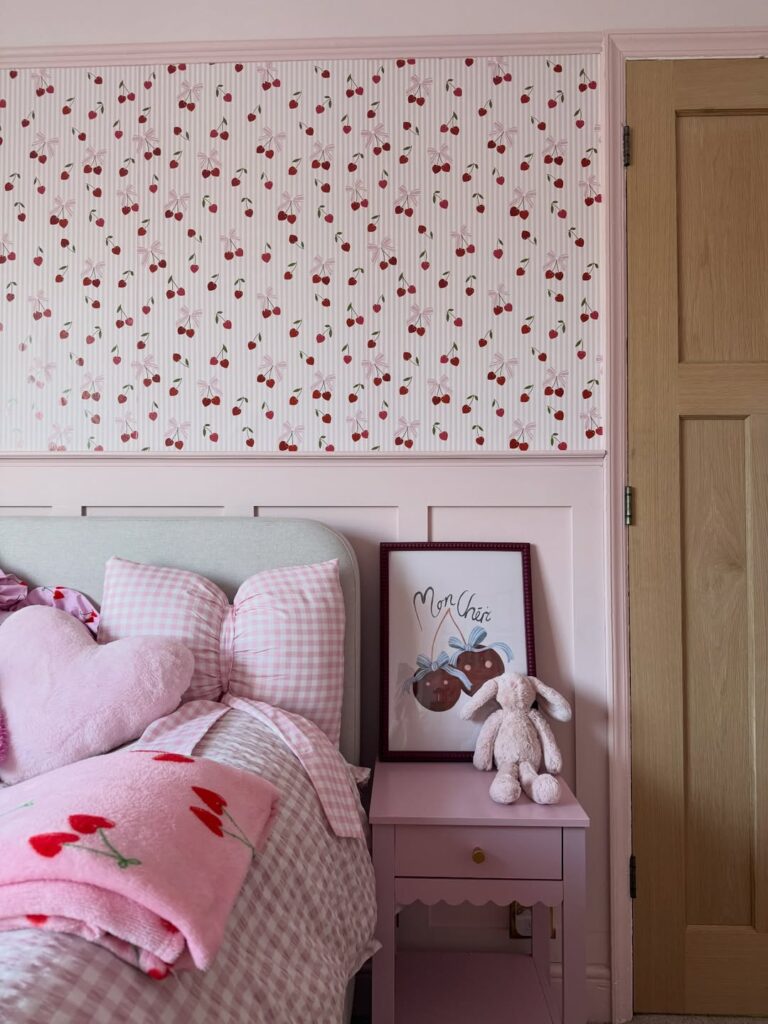 Papel de parede, quadro e roupa de cama com cerejas