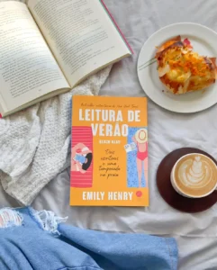 Livro Leitura de verão, com café e uma comida