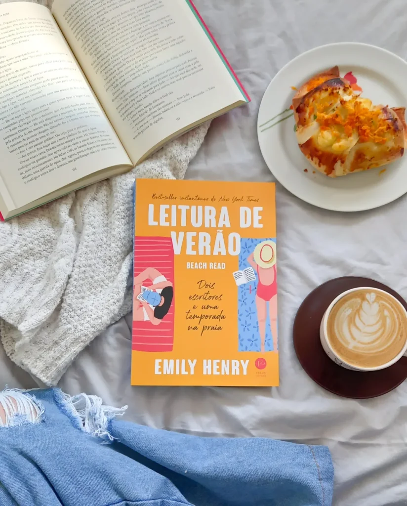 Livro Leitura de verão, com café e uma comida