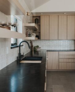 Cozinha elegante preta e com madeira