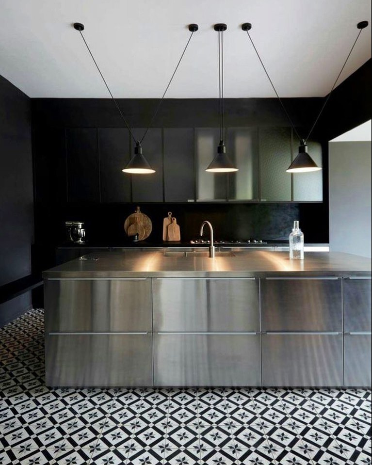 Cozinha preta com inox