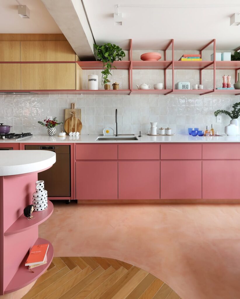 Ideia de cozinhas monocromáticas rosa, com bancada e revestimento branco