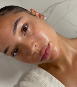 Mulher de pele preta/clara, sem maquiagem
