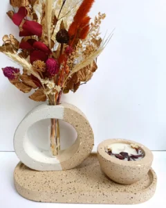 Bandeja e vasos de cerâmica com folhas e flores secas