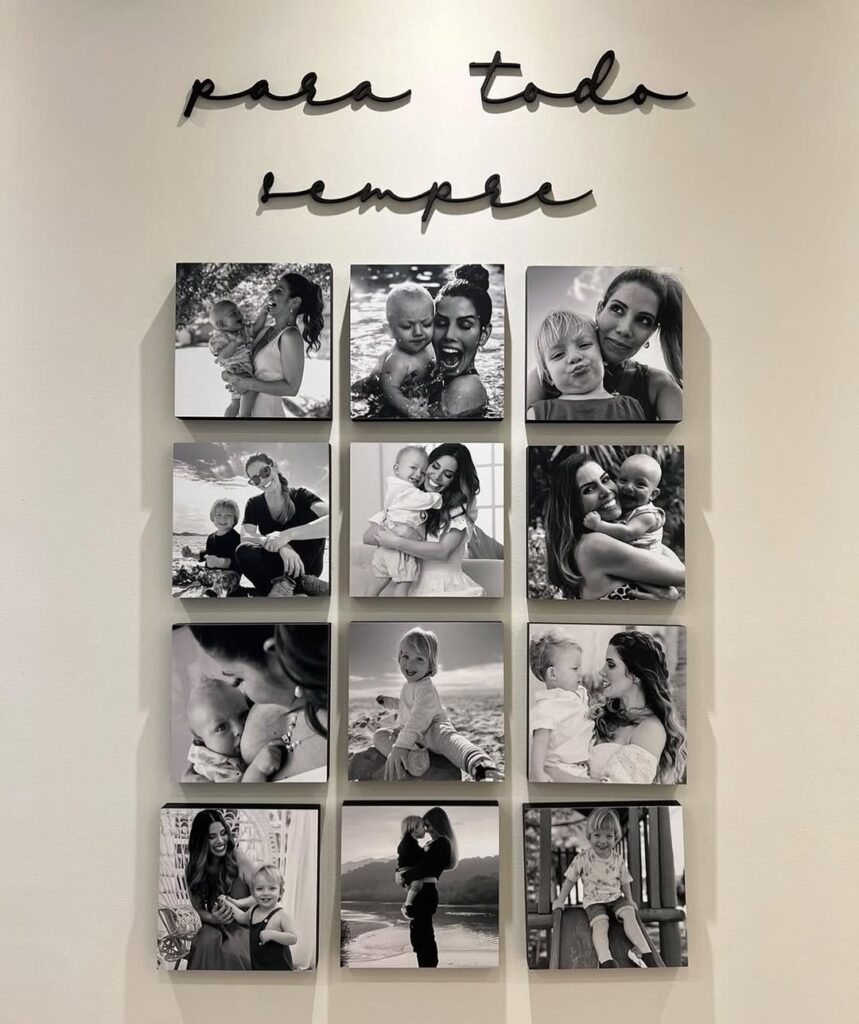 Parede com fotografias em preto e branco em quadros
