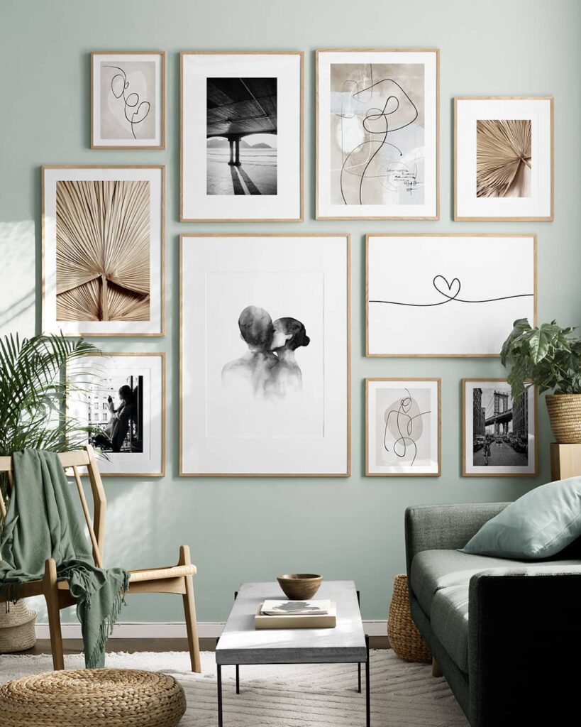 Parede cinza-claro com quadros com fotos e desenhos